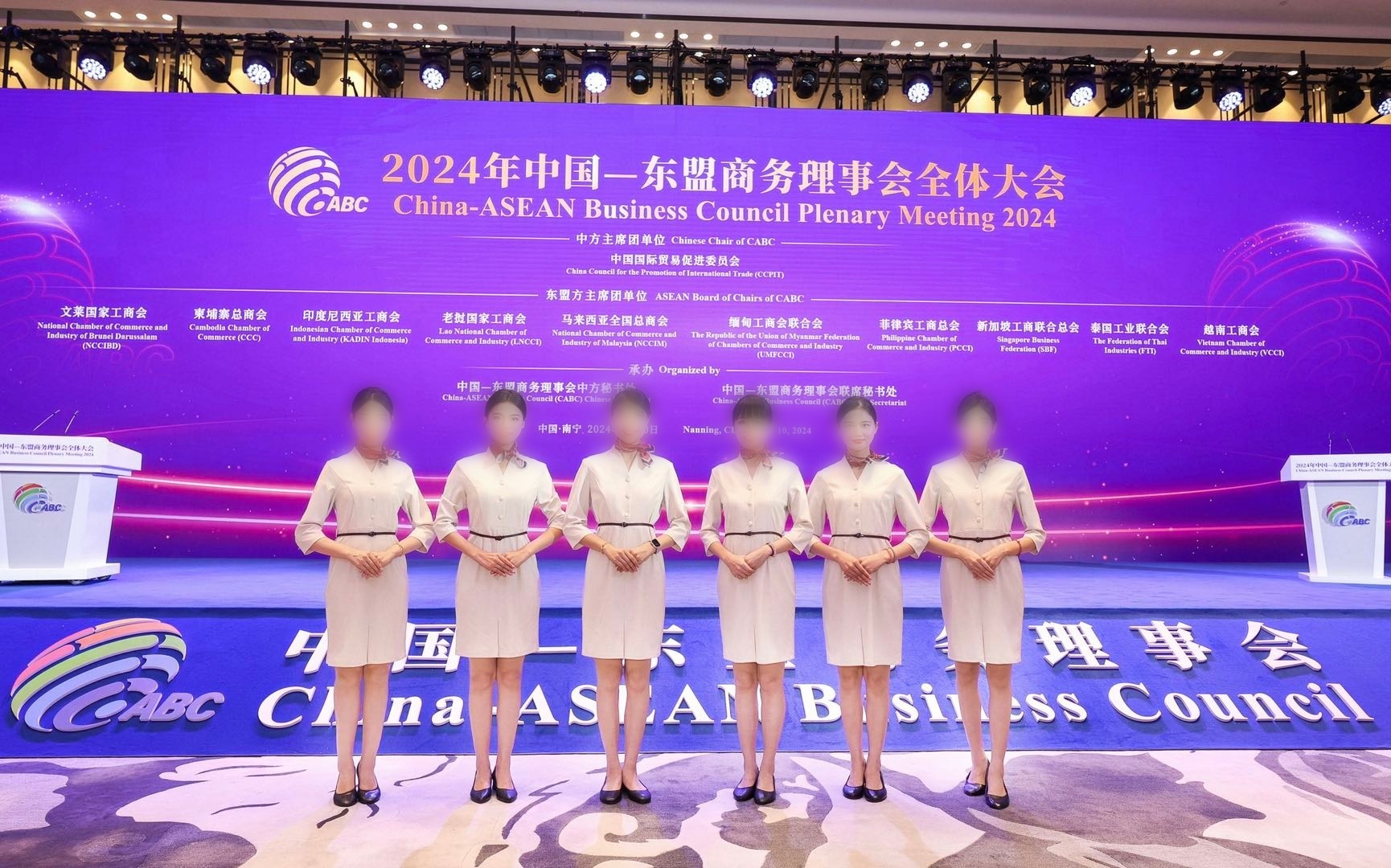商务礼仪香槟色正装