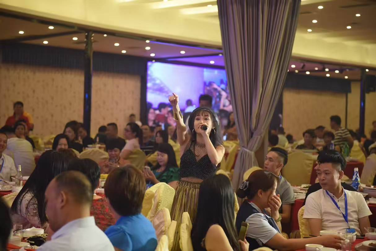 流行歌手现场互动